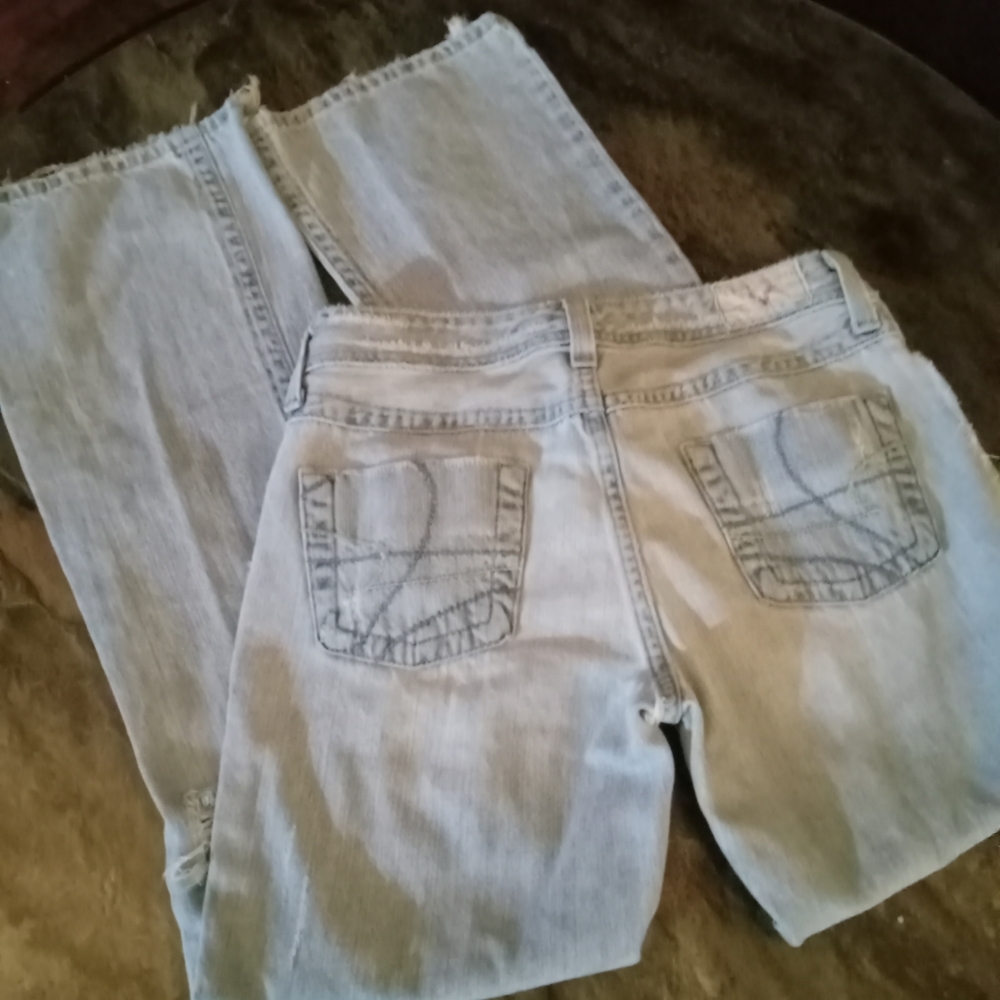 Womans American Eagle sz 8 Lt blue distressed jeans